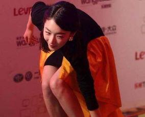 明星摔倒尴尬视频,尴尬瞬间引发网友热议